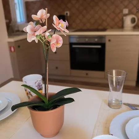 Konstantina דירה Petrití